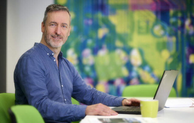 Michael Buchta, arbeitet am Laptop und bietet Energiedienstleistungen anbietet