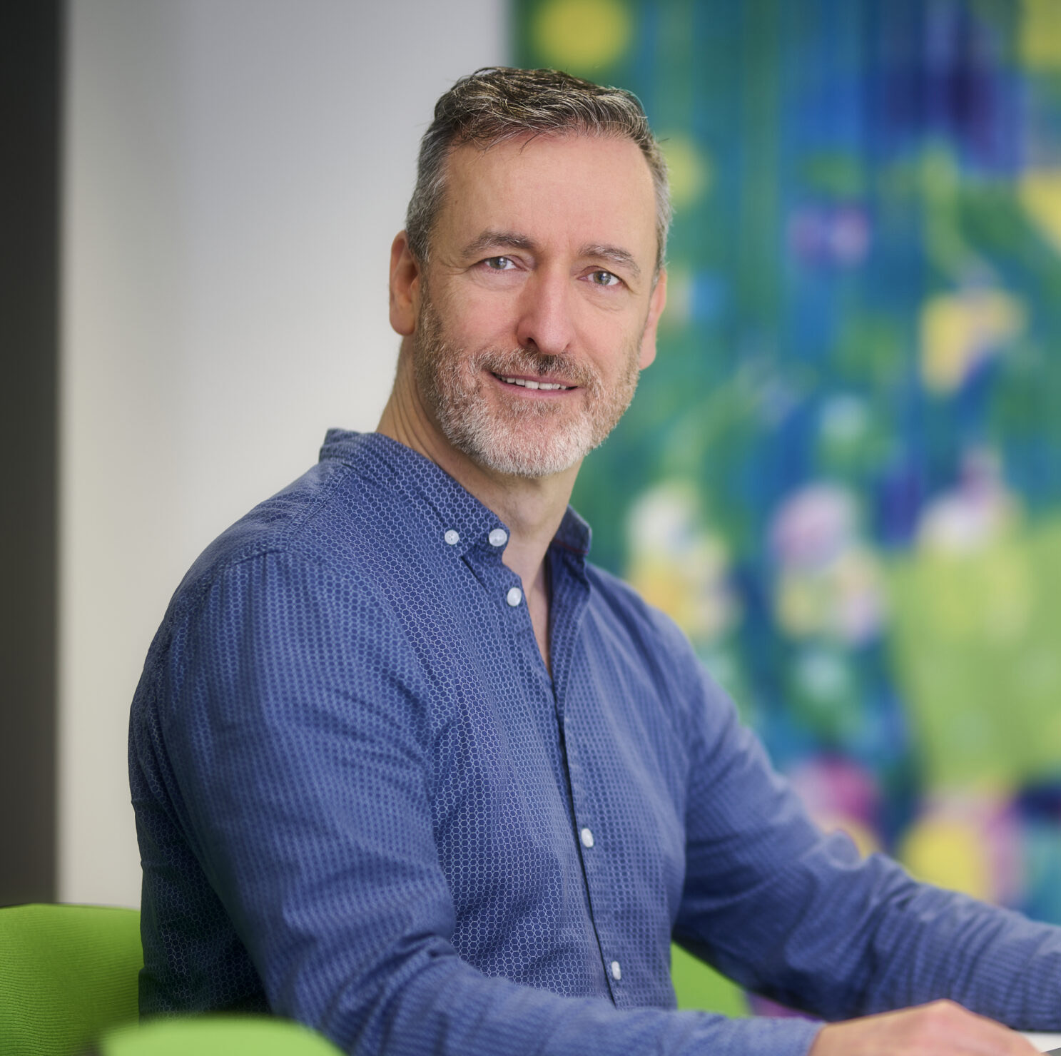 Michael Buchta, arbeitet am Laptop und bietet Energiedienstleistungen anbietet