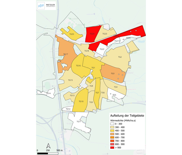 Thematische Karte mit farblich codierten Bereichen TG1 bis TG25, die die Wärmedichte in Megawattstunden pro Hektar und Jahr (MWh/ha.a) darstellen. Die Farbskala reicht von Weiß (0–300 MWh/ha.a) über Gelb- und Rottöne bis Dunkelrot (>900 MWh/ha.a). Eine Maßstabsleiste unten zeigt Entfernungen bis 500 Meter. Oben links befindet sich das Logo von ‚RIETZLER ENERGIEKONZEPT‘.